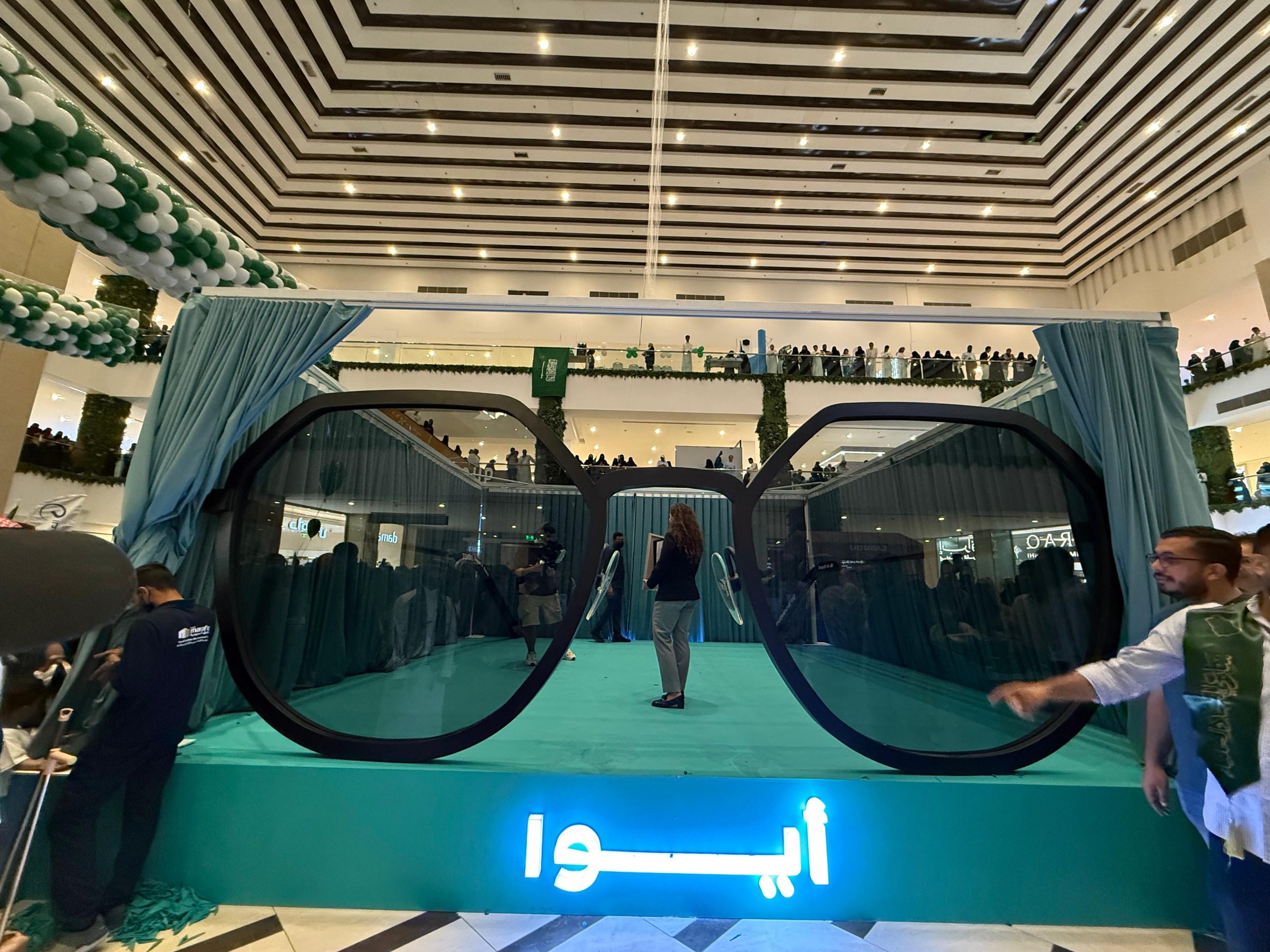 Read more about the article إنجاز سعودي: “ايوا” تسجل رقماً قياسياً عالمياً بأكبر نظارة شمسية