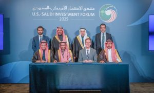 توقع وزارة الاستثمار السعودية، والمركز الوطني للتنمية الصناعية وشركة ستيلانتيس، وشركة بترومين مذكرة تفاهم تهدف إلى بحث فرص التعاون في مشروع مشترك لتصنيع المركبات داخل المملكة العربية السعودية