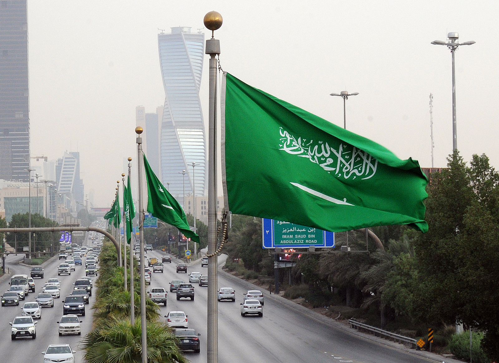 Read more about the article رفع نسبة توطين 18 مهنة في التسويق والمبيعات والحد الأدنى للأجور 5500 ريال