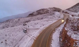 شهدت أجزاء من شمال غرب منطقة تبوك فجر اليوم، انخفاضًا ملحوظًا في درجات الحرارة في المناطق المفتوحة والمرتفعات «صقيع» ورياح نشطة في تبوك