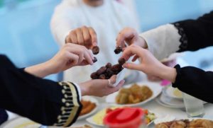 طبيبة إندونيسية توصي بهذه العادات لتجنّب زيادة الوزن في رمضان