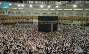 صحن المطاف.. مشهد تعبدي تتجلّى فيه عظمة المكان ووحدة القاصدين