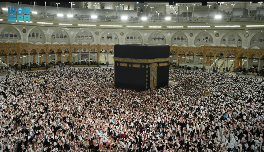 You are currently viewing صحن المطاف.. مشهد تعبدي تتجلّى فيه عظمة المكان ووحدة القاصدين