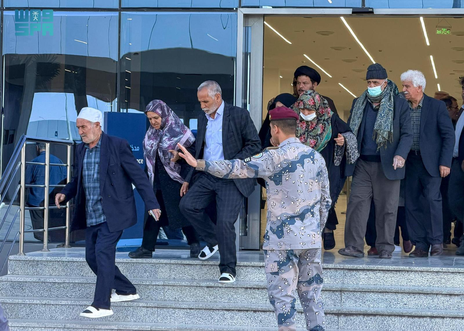You are currently viewing حرس الحدود يستقبل ضيوف الرحمن القادمين لأداء العمرة عبر منفذ جديدة عرعر