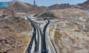 إتاحة الحركة المرورية في عدد من مسارات شبكة الطرق الجديدة بمكة