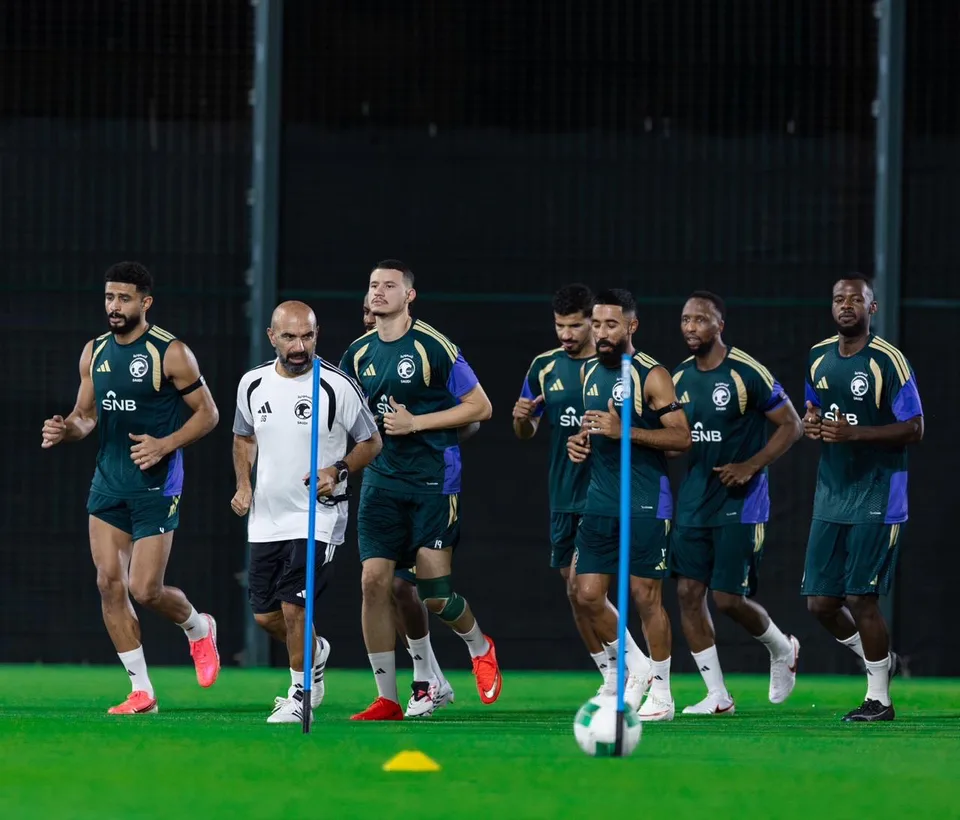 You are currently viewing الأخضر يرفع استعداده لكأس الخليج 27 بحصة تدريبية تحت إشراف المدير الفني دونيس