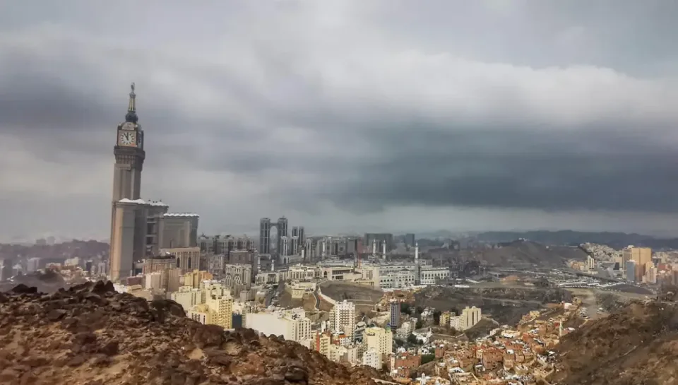 You are currently viewing تنبيه من أمطار خفيفة ورياح نشطة على العاصمة المقدسة