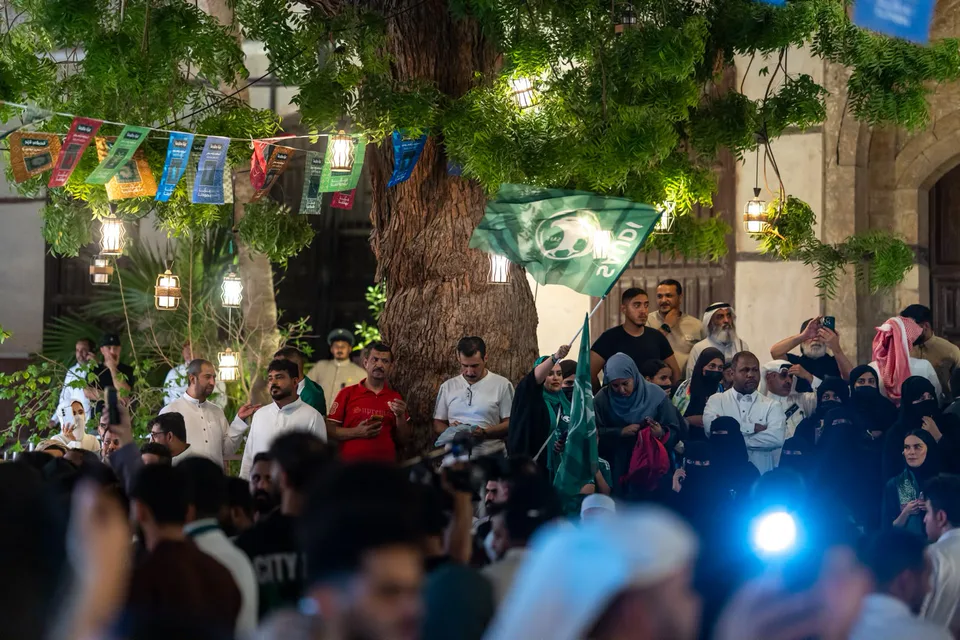 You are currently viewing جماهير خليجي 27 تساند منتخباتها من جدة التاريخية